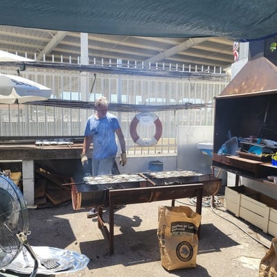 Serge veille sur les braises : les sardines vont bientôt grésiller