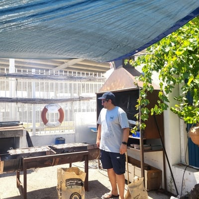 Les cuisiniers du jour sont à leur poste : la sardinade peut commencer !