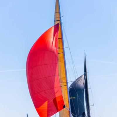 Spinnaker rouge au vent : le spectacle est sur l’eau !