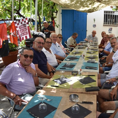 Après les échanges, on se retrouve autour d’un bon repas sur la terrasse