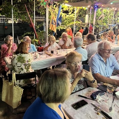 La terrasse du quai est comble : ambiance garantie !