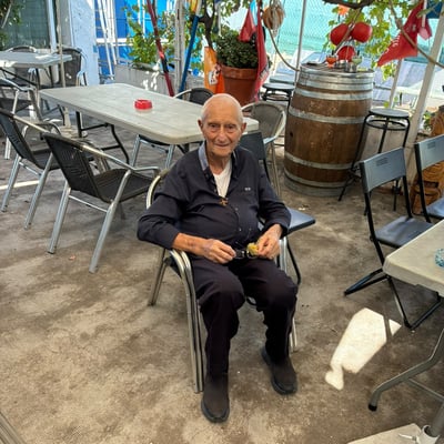George, notre membre honoraire, déjà sur la terrasse avant l’arrivée de la troupe