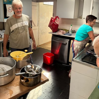 Dès la journée, ça s’active en cuisine : merci aux bénévoles aux fourneaux !