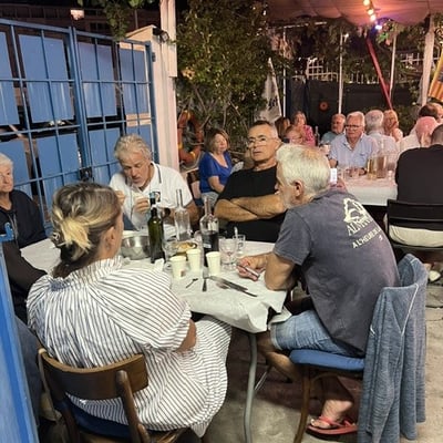 Un coin de table, et les discussions vont bon train