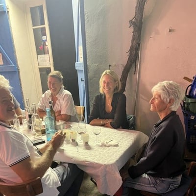 À trois, on lève le verre et on rigole bien !