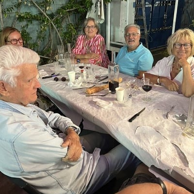 Sourires et verres levés : l’heure du repas est sacrée !