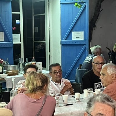Les tablées se prolongent, et personne n’est pressé de partir