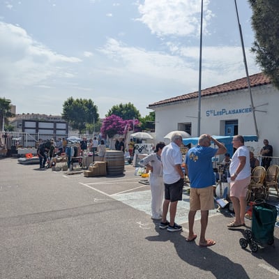 Les premiers chineurs arrivent devant le local de la SPT