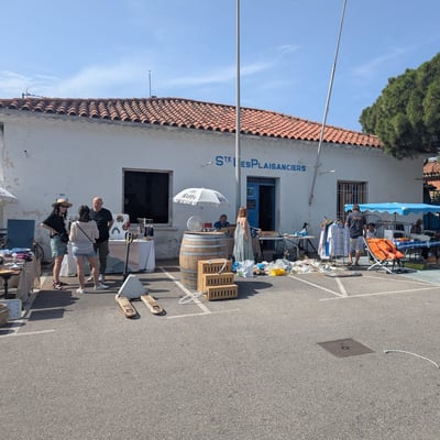 Le quai s’anime : les stands s’installent devant le local