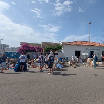 Les chineurs flânent de stand en stand sous le soleil de juin