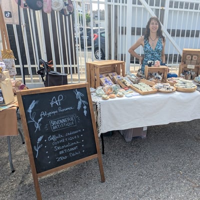 Un stand soigné, ardoise à l’appui, pour accueillir les curieux