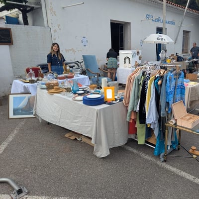 Vêtements, vaisselle, hublot… on trouve de tout au vide-grenier !