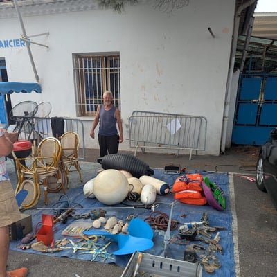 Bouées, cordages et trouvailles de marin étalés au sol