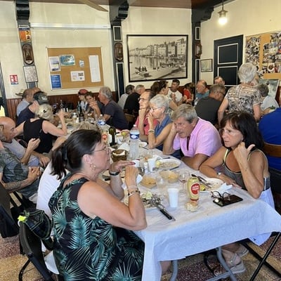 La salle se remplit, et les assiettes aussi !