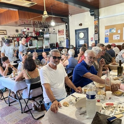 Salle comble pour la sardinade : on se serre et on rigole