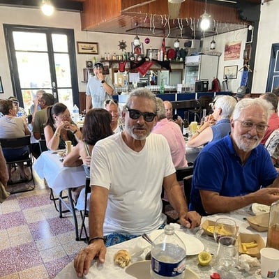 Deux sourires pour la photo avant d’attaquer le repas