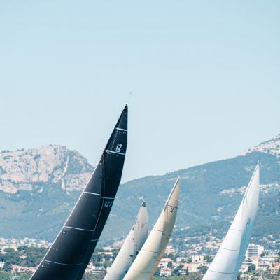 Les voiliers de course filent devant le Faron