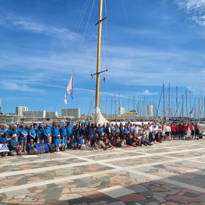 Équipages et bénévoles rassemblés sur le quai pour la photo de groupe