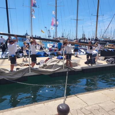 Les grands voiliers alignés le long du quai