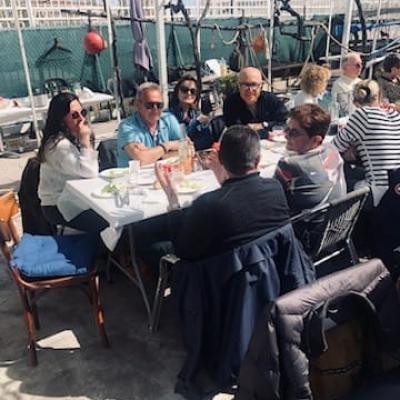 Les conversations vont bon train au soleil de mars