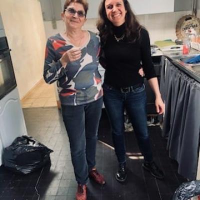 Deux sourires et le verre à la main : la bonne humeur est lancée !