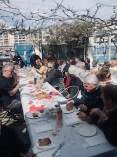La grande table est dressée : c’est parti pour la sardinade !