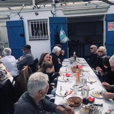 Les convives s’installent au soleil devant le local