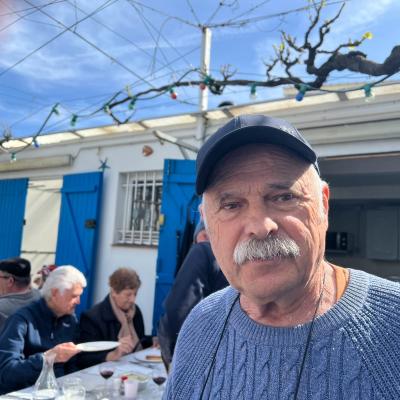 Selfie sous la treille, avec le local de la SPT en arrière-plan