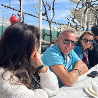 Lunettes de soleil et grands sourires : il fait bon sur la terrasse !