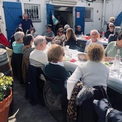 Tablée au grand complet, face au local de la SPT