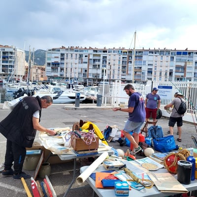 Les bonnes affaires se font avec vue sur le port