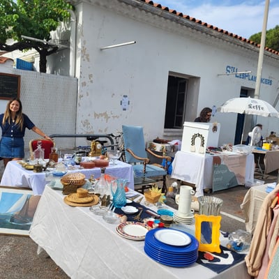 Tableaux, vaisselle et sourire de la vendeuse : on flâne avec plaisir