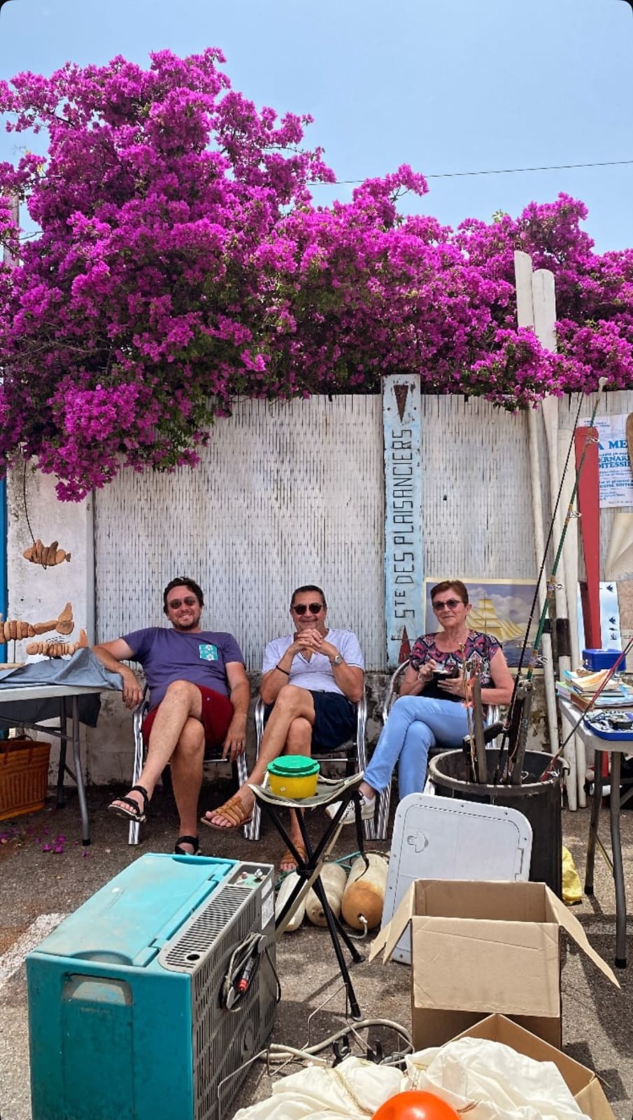 Pause bien méritée à l’ombre des fleurs, entre deux ventes